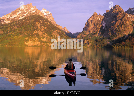 Sunrise Kajak auf Jenny Lake Cascade Canyon und Teewinot Berg (links) im Grand-Teton-Nationalpark, Wyoming. Stockfoto