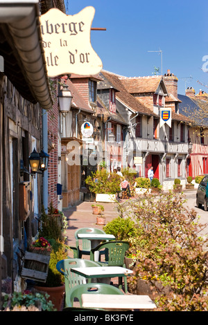 Cafe-Restaurant im Dorf Beuvron En Auge, Pays d ' Auge, Calvados Normandie Frankreich Stockfoto