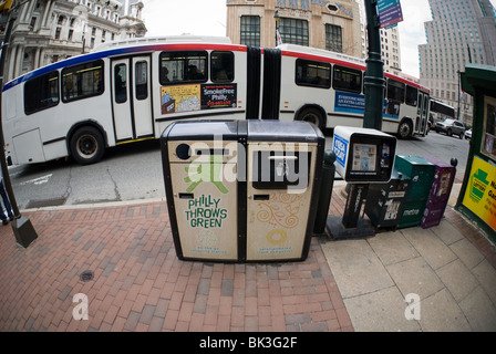 Solarbetriebene Müllpresse und Recyclingstation an der Market Street in Philadelphia, PA Stockfoto