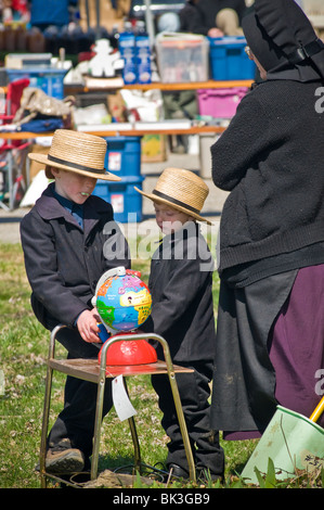 Örtliche Freiwillige Feuerwehr Unternehmen Spenden durch was liebevoll bekannt als Schlamm Verkäufe gekommen. Stockfoto