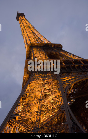 nach oben auf dem Eiffelturm in Paris bei Nacht Stockfoto