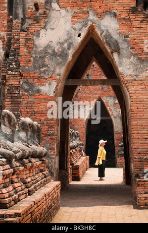 Frau Besucher am Wat Chaiwatthanaram buddhistischen Tempel Ruinen in Ayutthaya, Thailand. Stockfoto