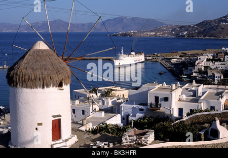 Folklore Museum Windmühle und Mykonos Hafen, Insel Mykonos, Griechenland Stockfoto