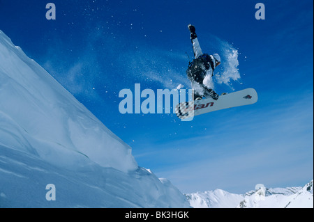 Frau eine große Wechte auf einem Snowboard Patsy Marly Peak in den Wasatch Mountains von Norden Utahs abspringen. Stockfoto