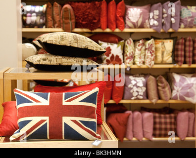 Union Jack gemusterten Kissen zum Verkauf in John Lewis Stockfoto