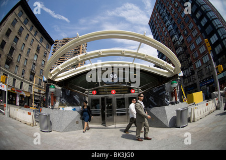 Pendler und andere Reisende genießen die neue West 96th Street u-Bahn Station-Eingang auf der Westseite IRT-Linie Stockfoto