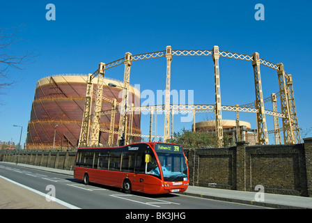 volle und leere Gasometer im Sand zu beenden, Fulham, London, England, mit einem vorbeifahrenden Fulham-gebundenen London Bus gebunden Stockfoto