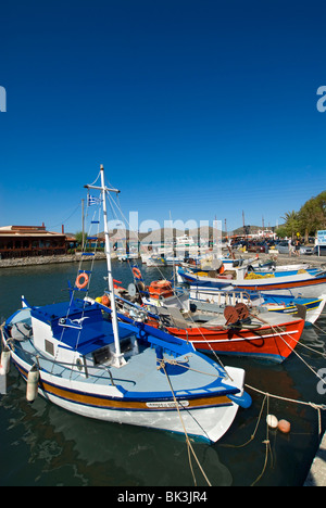 Angelboote/Fischerboote im Hafen von Elounda, Kreta, Griechenland Stockfoto