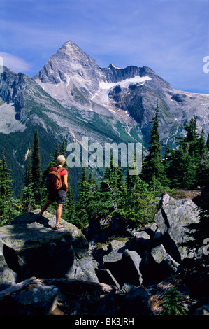 Frau Wandern entlang der Abbott-Höhenweg Blick auf Mount Sir Donald im Glacier National Park, Britisch-Kolumbien, Kanada. Stockfoto