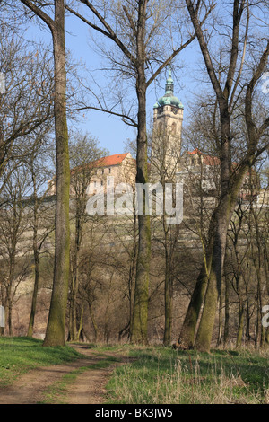 Schloss Melnik oberhalb der Weinberge im zeitigen Frühjahr Stockfoto