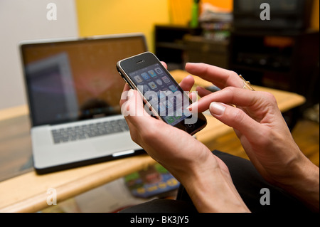 Nahaufnahme von kaukasischen Frauenhand mit iPhone apps Stockfoto