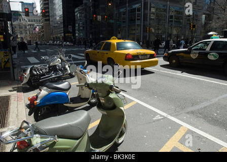 Verkehr an der Market Street in der Mittelstadt in Philadelphia, PA am Mittwoch, 31. März 2010 (© Richard B. Levine) Stockfoto