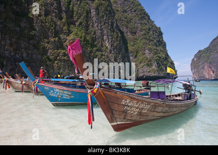 Long - tail Boote Maya Bay, eine wunderschöne malerische Lagune, berühmt für den Hollywood Film "The Beach", Ko Phi Phi Leh, Thailand Stockfoto