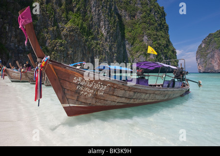 Long - tail Boote Maya Bay, eine wunderschöne malerische Lagune, berühmt für den Hollywood Film "The Beach", Ko Phi Phi Leh, Thailand Stockfoto