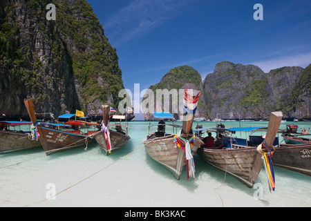 Long - tail Boote Maya Bay, eine wunderschöne malerische Lagune, berühmt für den Hollywood Film "The Beach", Ko Phi Phi Leh, Thailand Stockfoto