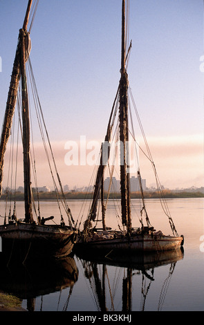 Segelboote (Feluccas) entlang des Nils in Ägypten Stockfoto
