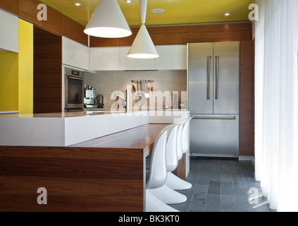 Moderne Küche mit Holz und Edelstahl. Stockfoto