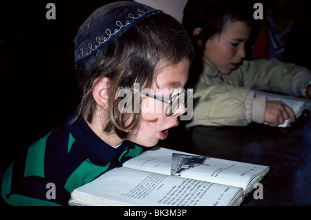 Chassidische Junge liest in Torah School, Israel Stockfoto