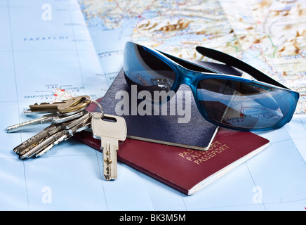 Bereit für Urlaub, Reisepass, Schlüssel, Sonnenbrille, auf Karte Stockfoto