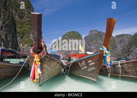 Long - tail Boote Maya Bay, eine wunderschöne malerische Lagune, berühmt für den Hollywood Film "The Beach", Ko Phi Phi Leh, Thailand Stockfoto