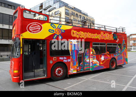 City Sightseeing Tour Belfast offenen Top-Tour-Bus im Custom House Square Belfast Nordirland Stockfoto