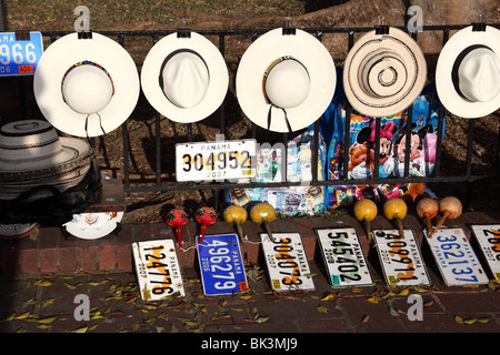 Alte Autokennzeichen und Panamahüte zum Verkauf, Casco Viejo, Panama City, Panama Stockfoto