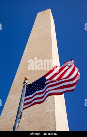 Amerikanische Flagge unter dem Washington Monument, Washington DC USA Stockfoto