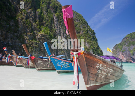 Long - tail Boote Maya Bay, eine wunderschöne malerische Lagune, berühmt für den Hollywood Film "The Beach", Ko Phi Phi Leh, Thailand Stockfoto