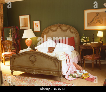 Brennenden Lampen und weiße Möbel im modernen weißen Gartenhaus