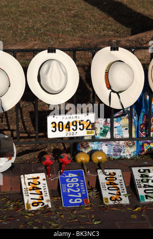 Alte Auto-Nummernschilder und Panamahüte zu verkaufen, Casco Viejo, Panama City, Panama Stockfoto