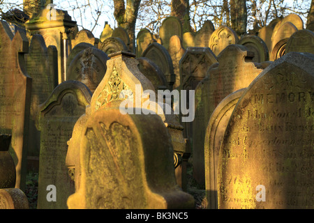 Der Friedhof von St. Michael und alle Engel in Haworth, West Yorkshire, die das Haus der Schwestern Bronte berühmt war. Stockfoto