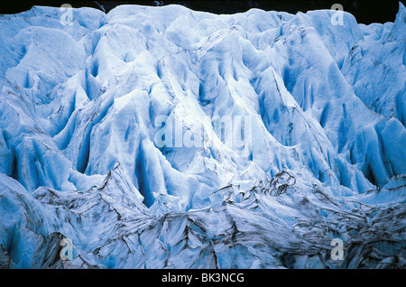 Nahaufnahme der nordamerikanischen Gletscherlandschaft des Portage Glacier nahe dem Wasserrand auf der Kenai-Halbinsel im Bundesstaat Alaska, USA Stockfoto