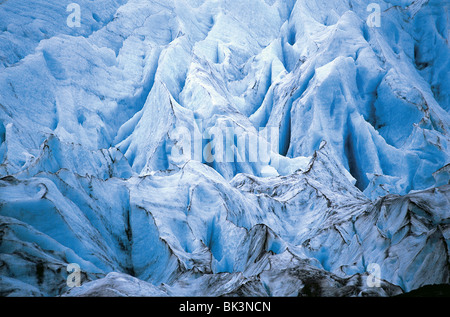 Nahaufnahme der nordamerikanischen Gletscherlandschaft des Portage Glacier nahe dem Wasserrand auf der Kenai-Halbinsel im Bundesstaat Alaska, USA Stockfoto