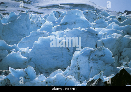 Nahaufnahme der nordamerikanischen Gletscherlandschaft des Portage Glacier nahe dem Wasserrand auf der Kenai-Halbinsel im Bundesstaat Alaska, USA Stockfoto