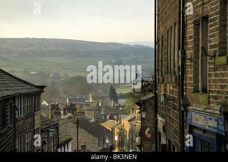 Der Blick nach unten Main Street in Haworth, West Yorkshire, die bekanntlich die Heimat der Bronte Schwestern war Stockfoto