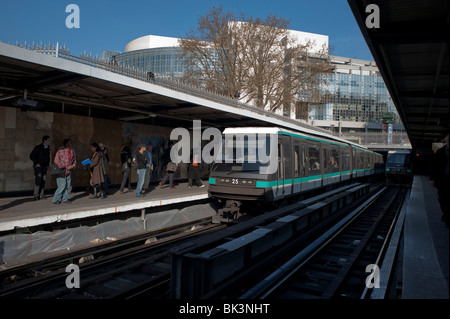 Paris, Frankreich, Paris U-Bahn-Einfahrt in Bahnhof, Bastille, S-Bahn (vor Renovierungsarbeiten) RATP (Linie 1) vor der Tür, Gleise, U-Bahn paris Sommer Stockfoto