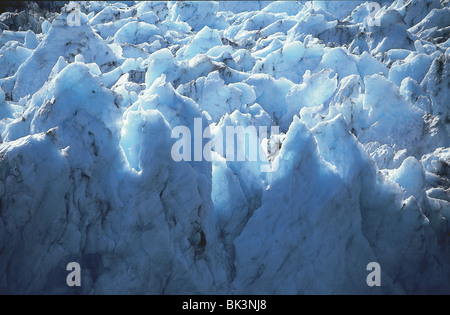 Nahaufnahme der nordamerikanischen Gletscherlandschaft des Portage Glacier nahe dem Wasserrand auf der Kenai-Halbinsel im Bundesstaat Alaska, USA Stockfoto