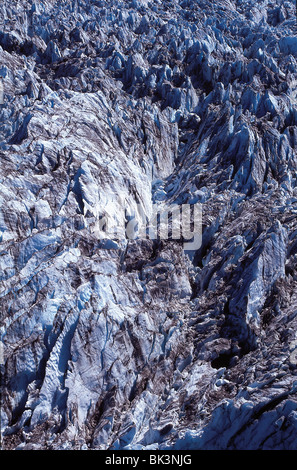 Bergrücken und Gletscherspalten eines Gletschers in Alaska Stockfoto