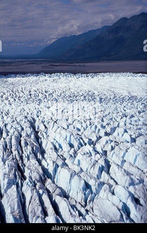 Bergrücken und Gletscherspalten eines Gletschers in Alaska Stockfoto