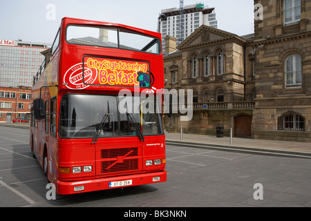 City Sightseeing Tour Belfast offenen Top-Tour-Bus im Custom House Square Belfast Nordirland Stockfoto