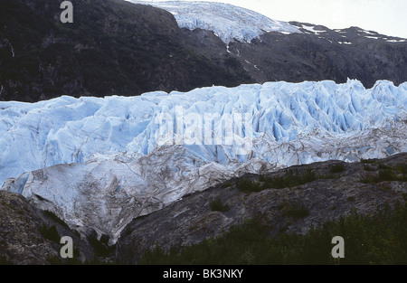 Landschaftlich reizvolle Landschaft mit einem nordamerikanischen Gletscher und Bergen im Bundesstaat Alaska, USA Stockfoto