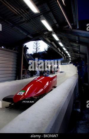 Aktion von Whistler Sliding Centre von den Männern zwei Mann Bob heizt für Vancouver 2010. Italien nehmen eine Biegung auf ihre 1. Lauf. Stockfoto