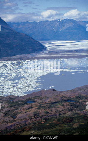 Luftaufnahme und Landschaft des nordamerikanischen Portage Glacier Lake auf der Kenai Halbinsel im Bundesstaat Alaska, USA Stockfoto