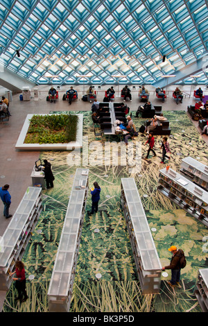 Menschen mit öffentlichen Lesesaal der Hauptzweig, Seattle Public Library, Seattle, Washington Stockfoto