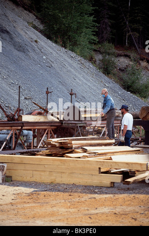 Eine Person, die Holz in einem Freiluft-Sägewerk im Kenai Peninsula Borough in Cooper Landing, Alaska, fräst Stockfoto