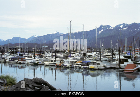Segelboote und Yachten liegen in der Marina in Seward, Alaska. Seward liegt an der Resurrection Bay, einem Fjord des Golfs von Alaska auf der Kenai Halbinsel. Stockfoto