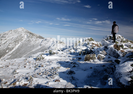 Appalachain Trail - ein Wanderer führt nach Ansicht des Mount Lincoln aus kleinen Heuhaufen Berg während der Wintermonate in den White Mountains, New Hampshire, USA Stockfoto