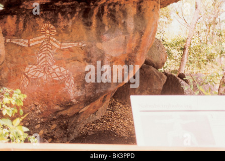 Ubirr ist eine Aborigines-Kunst-Website zeigt Zeichnung Nabulwinjbulwinj - ein gefährlicher Geist, Weibchen nach dem Auftreffen isst Stockfoto