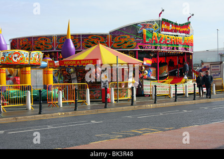 Haken Sie, eine Ente und fairen Fahrten in Skegness an der gleichen Hauptstraße als Fantasy Island Stockfoto