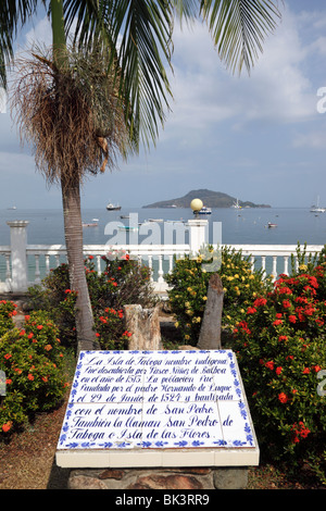 Keramikplatte mit kurzer Geschichte der Insel, Isla Taboguilla im Hintergrund, Taboga Island, Panama Stockfoto